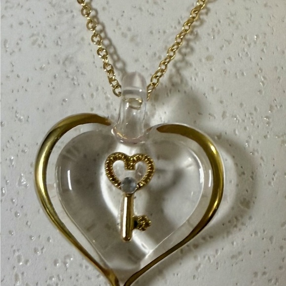 GOLD HEART PENDANT NECKLACE WITH KEY DESIGN - Picture 5 of 7